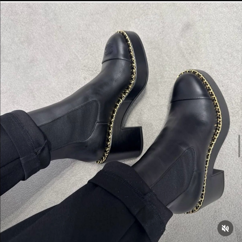 Designer inspired black platform boots with thin gold chain.
Brand new